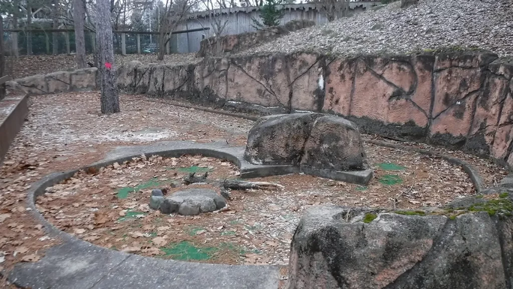 Mini Golf hole with boulder obstacles and discolored concrete path at Noah’s Ark Waterpark